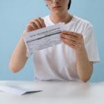 Osoba analizująca poufny formularz badania HIV w gabinecie