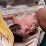 Jak rozpoznać PCOS po porodzie i kiedy wrócić do diagnostyki Noworodek ważony przez personel medyczny w szpitalu