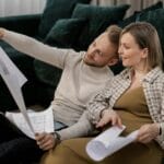 Antykoncepcja po poronieniu: kiedy można wrócić? Para na kanapie przegląda plany domu