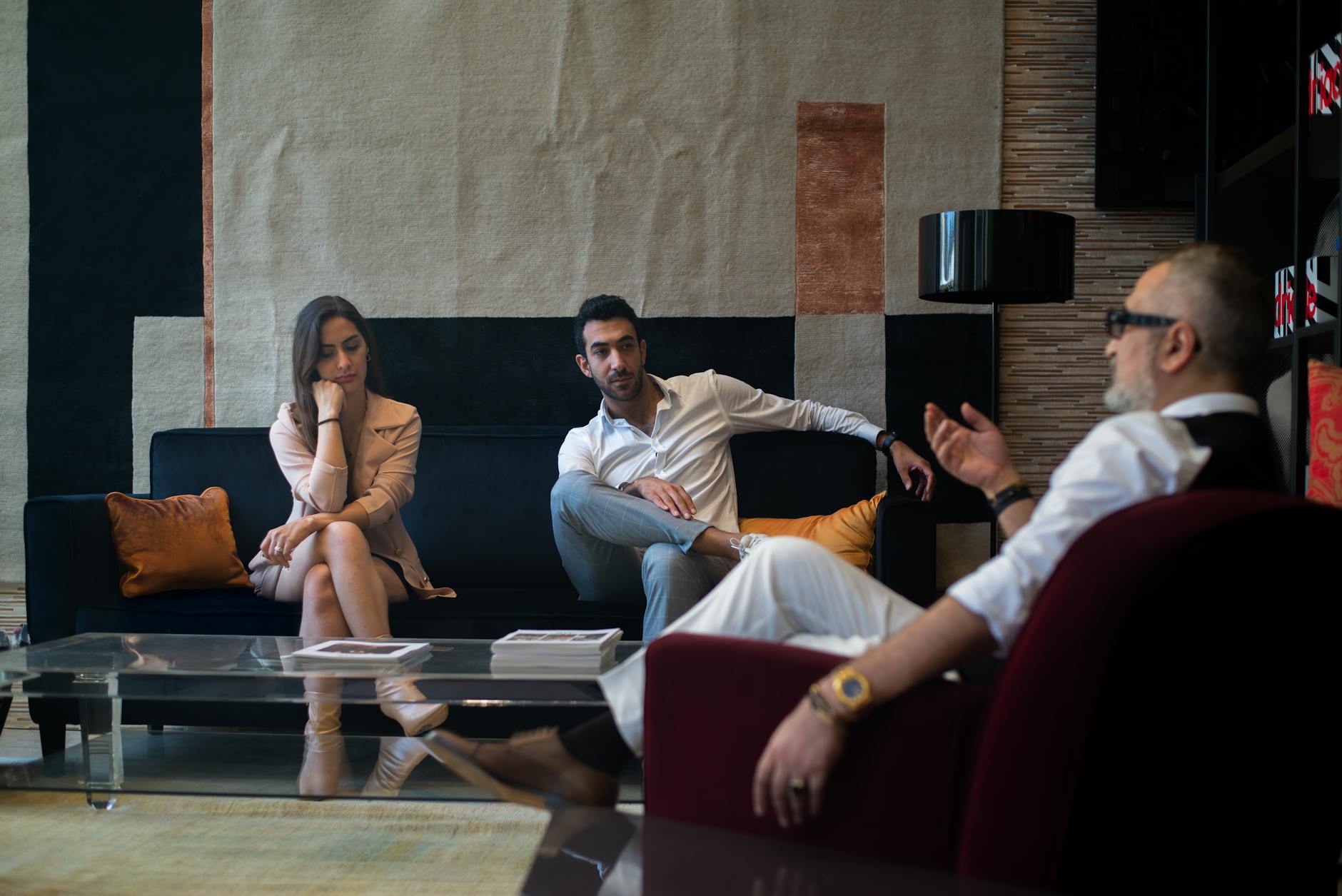 Para po trzydziestce rozmawia z terapeutą w eleganckim gabinecie