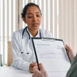 Lekarka rozmawia z pacjentką w gabinecie, omawiając wyniki badań