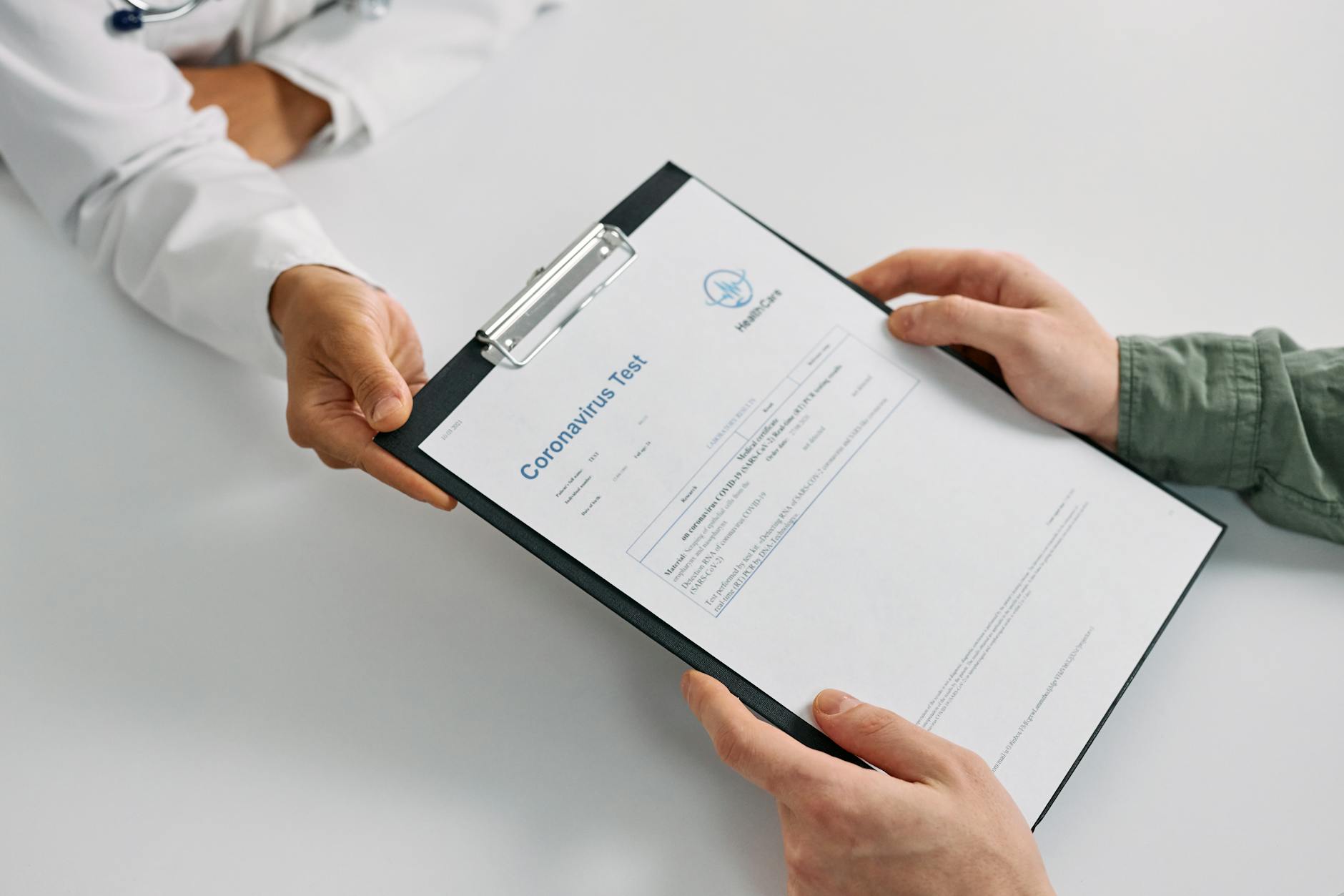 Lekarz przekazuje pacjentce wyniki badań w gabinecie