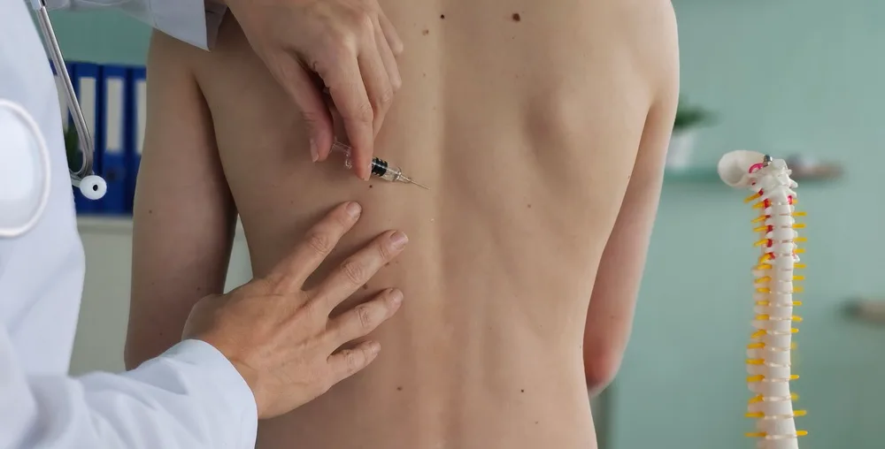 Ból kręgosłupa nie daje spokoju? Sprawdź, kiedy warto rozważyć blokadę przeciwbólową
