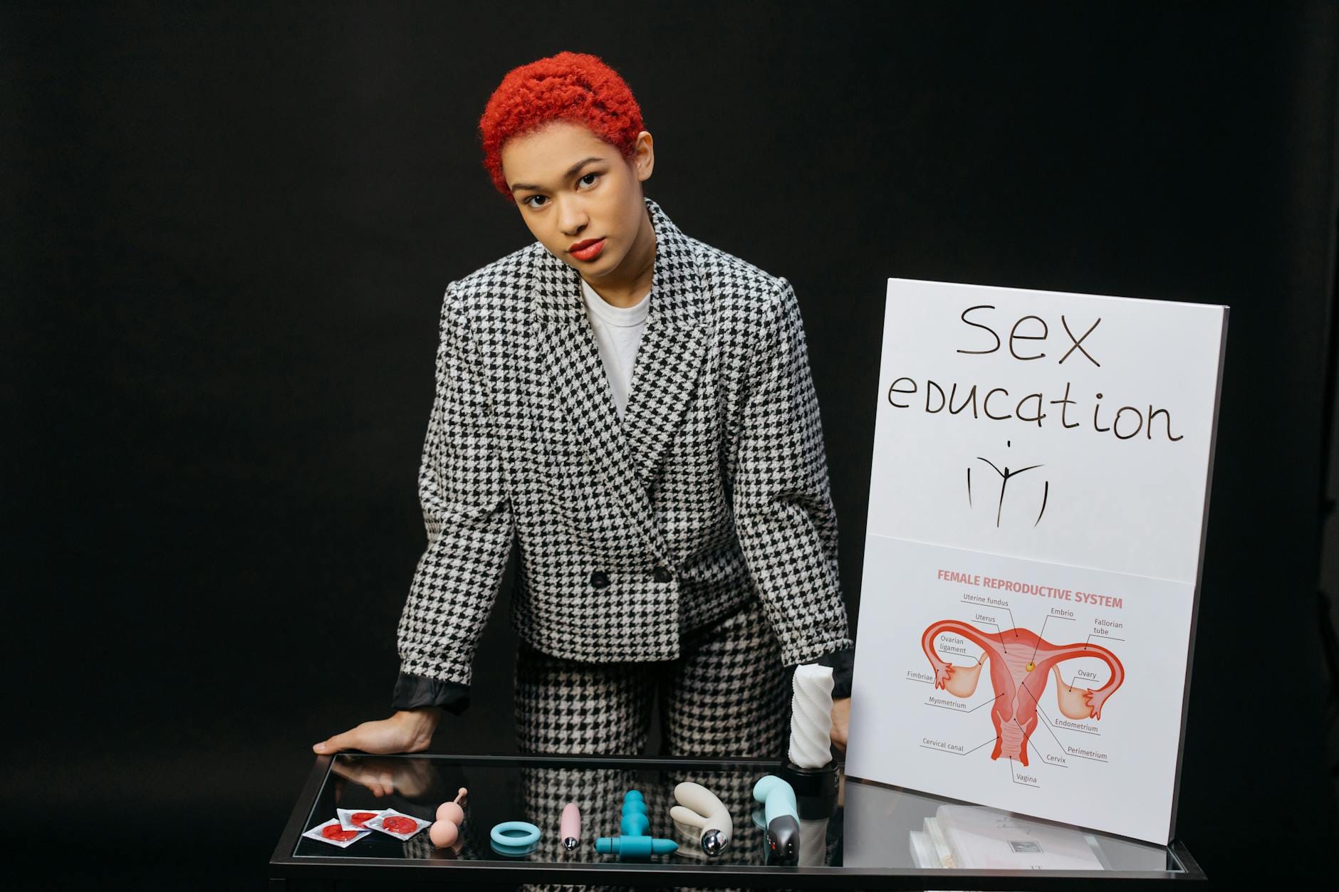 Edukator pokazuje materiały o anatomii i bezpiecznym seksie kobiet