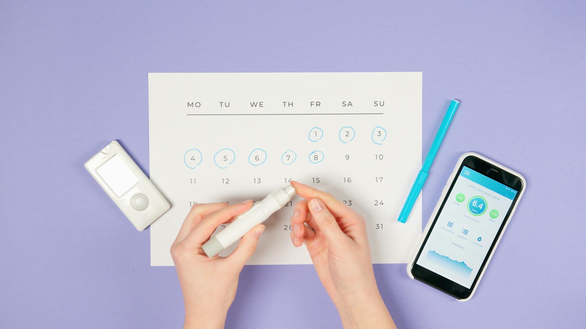 Kobieta mierzy poziom cukru we krwi glukometrem obok smartfona