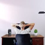 Ból szyi i barków przy pracy przy komputerze – przyczyny, ćwiczenia i leczenie