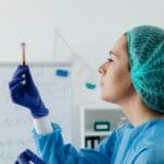 Badaczka w laboratorium analizuje próbkę krwi pod kątem hormonów