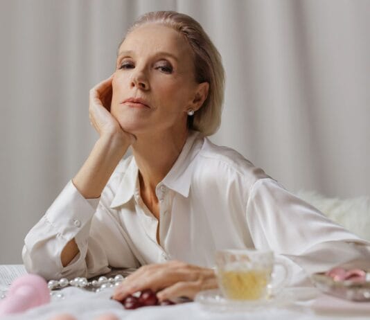 Wczesne objawy menopauzy po 40. roku życia: perimenopauza i pierwsze sygnały spadku estrogenów